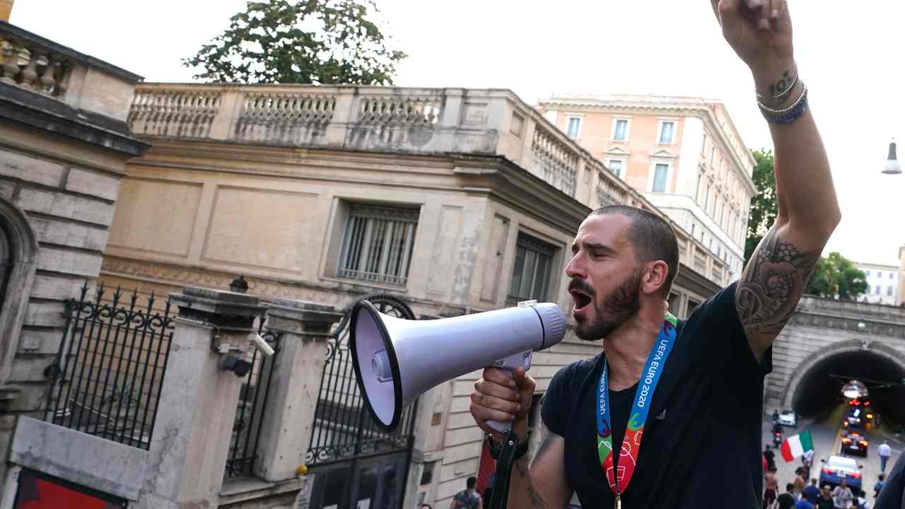 Bonucci col megafono