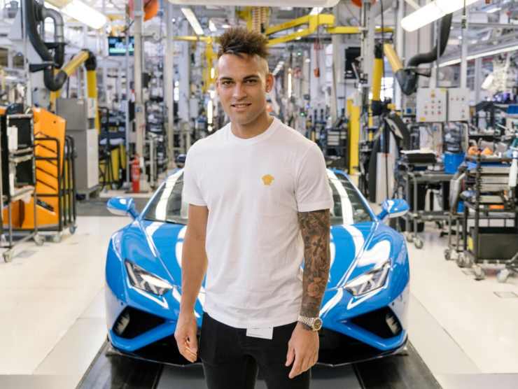 Lautaro in visita allo stabilimento Lamborghini [Credit: web]