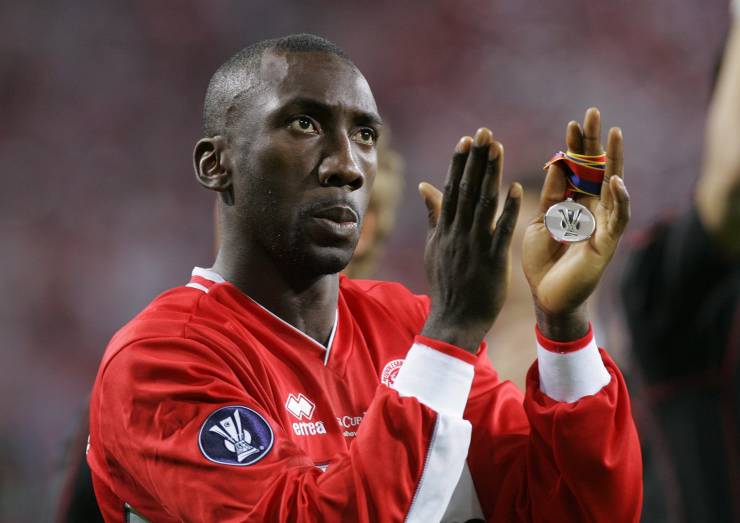 Jimmy Floyd Hasselbaink deve interrompere i rapporti con una società di scommesse