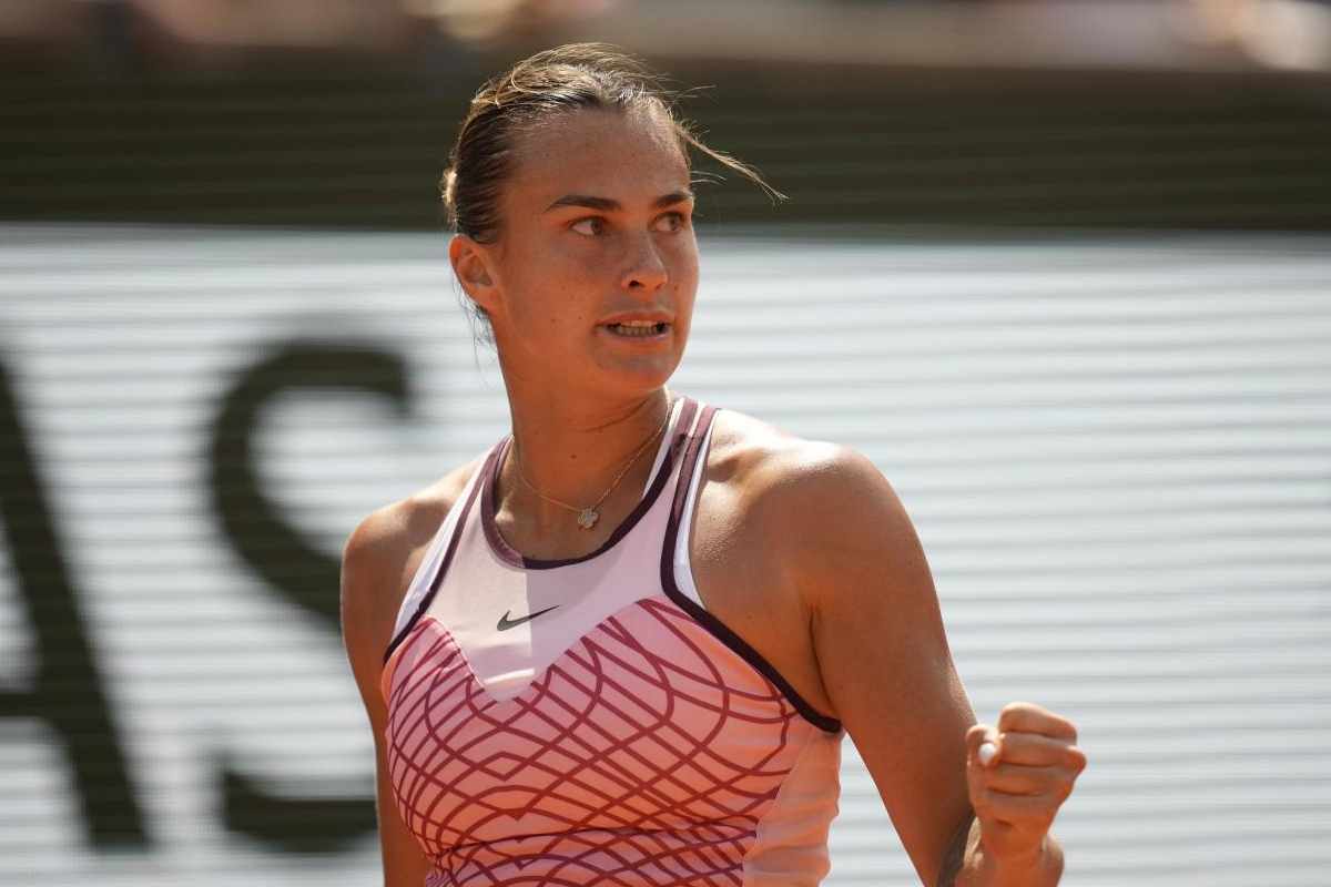 Sabalenka tutta d'un pezzo: spettacolo tra le onde