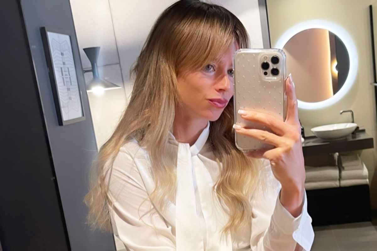 Camila Giorgi, outfit promosso a pieni voti: gonna cortissima e cuori in tilt