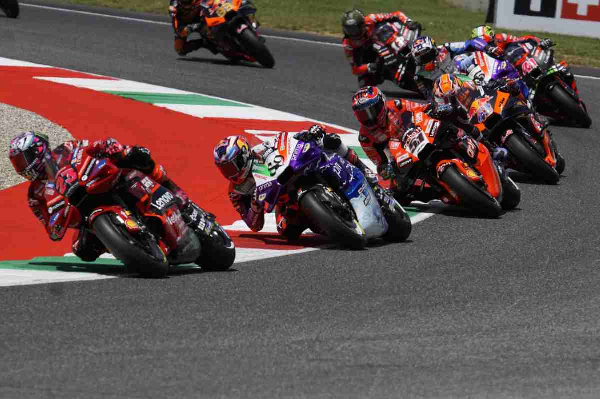 MotoGP, ennesimo incidente con infortunio: stop di un mese per Quartararo