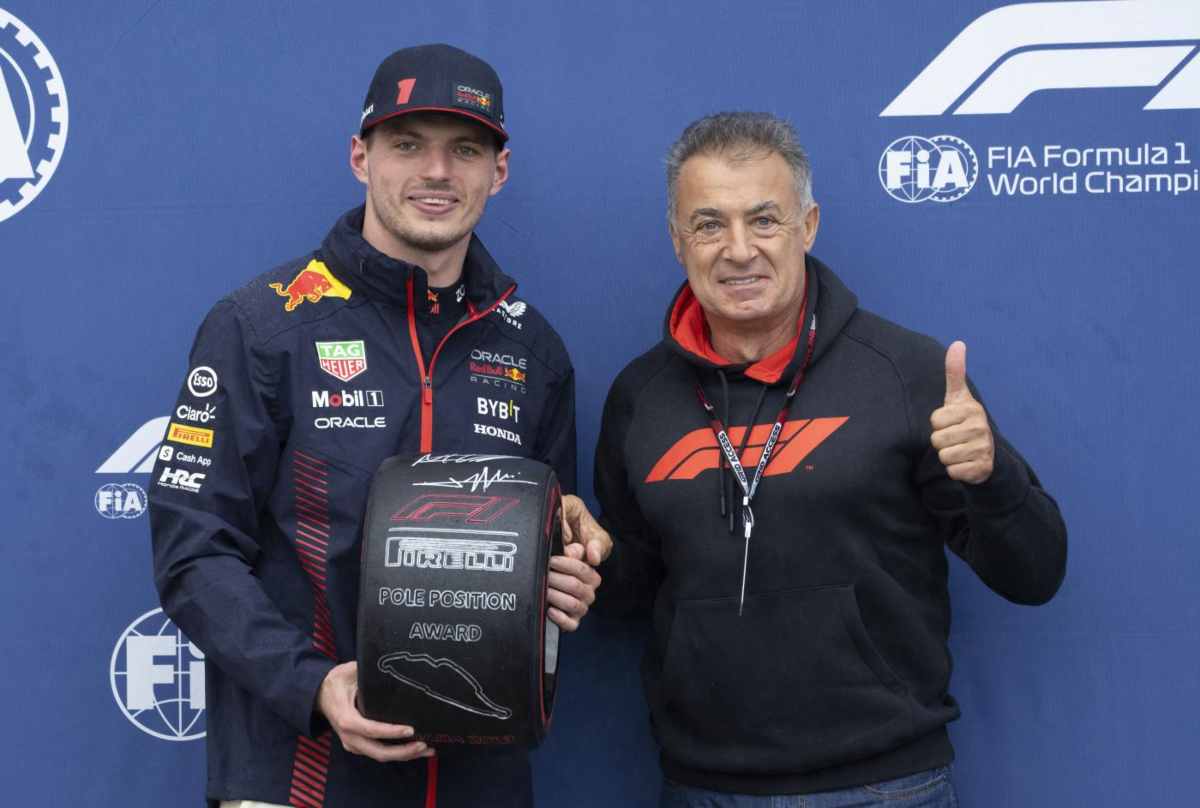 Verstappen non conosce ostacoli: il campione vince anche con un uccello nel radiatore