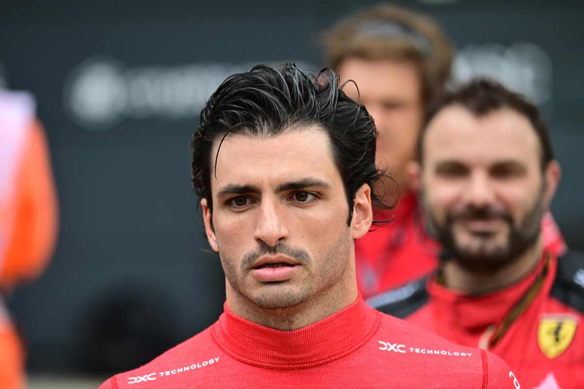 Carlos Sainz litiga con un altro pilota