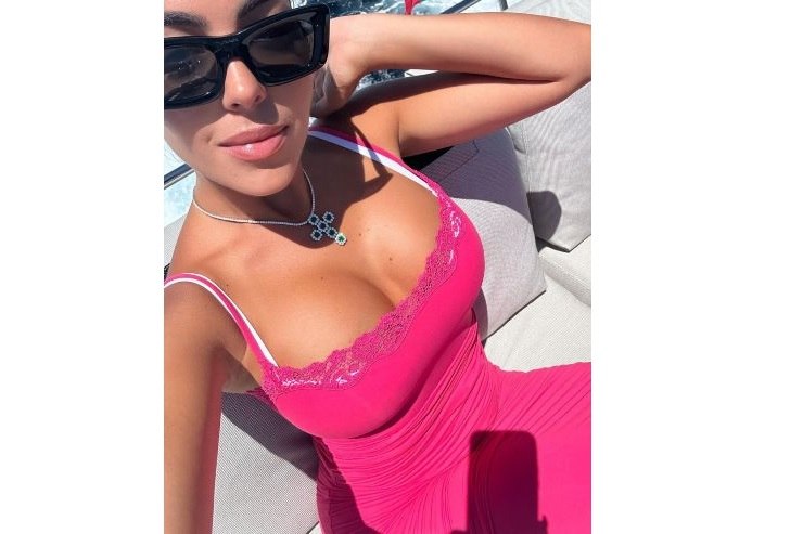 Georgina Rodriguez vacanze Sardegna scollatura top