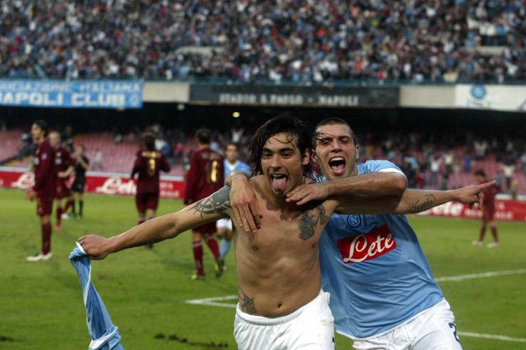 Lavezzi esulta dopo un gol col Napoli