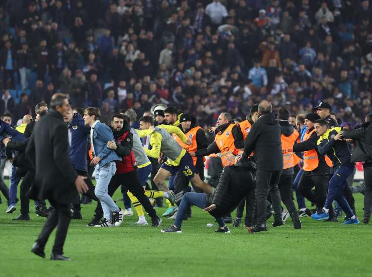 Turchia choc: invasione dei tifosi del Trabzonspor e giocatori del Fenerbahce aggrediti