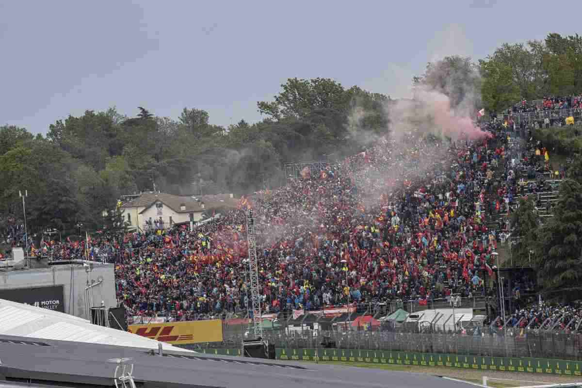 Valentino Rossi sfida la Ferrari a Imola