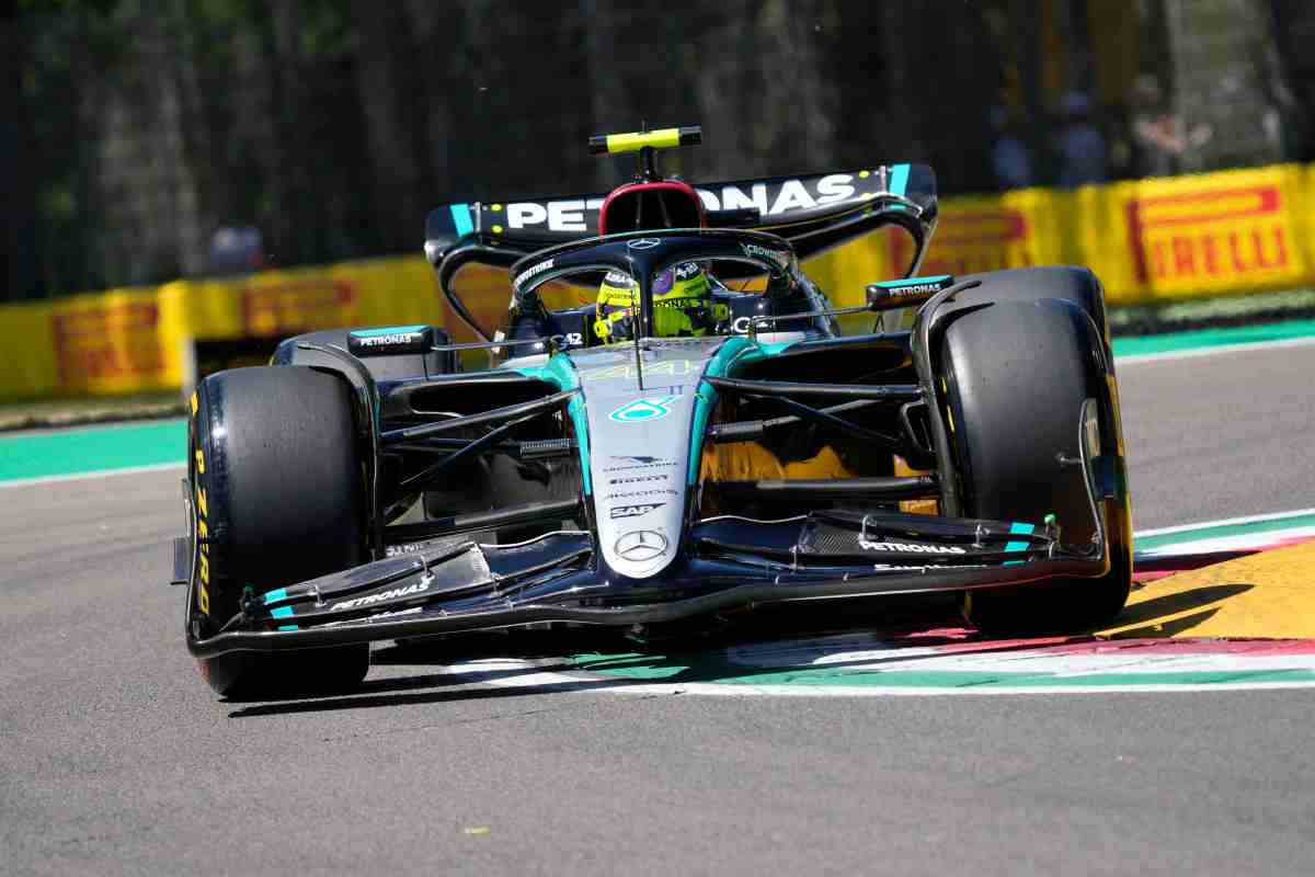 Hamilton paragona Ferrari e Mercedes