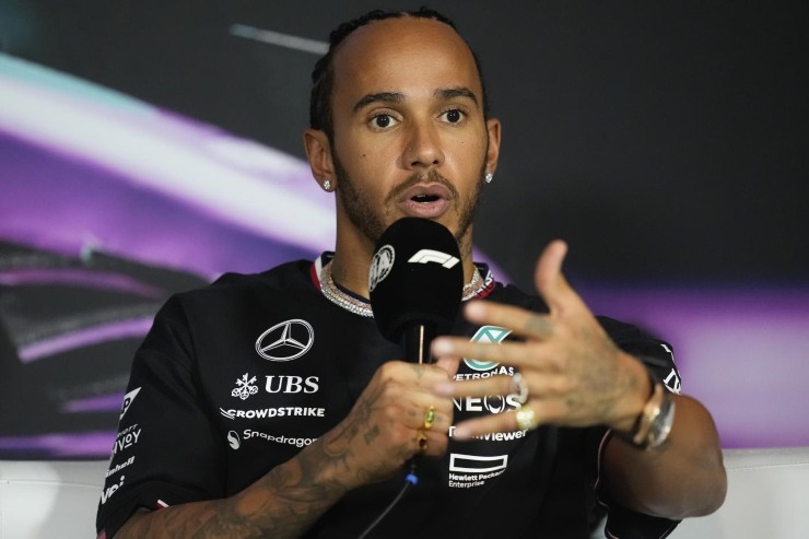 Hamilton contro la Mercedes