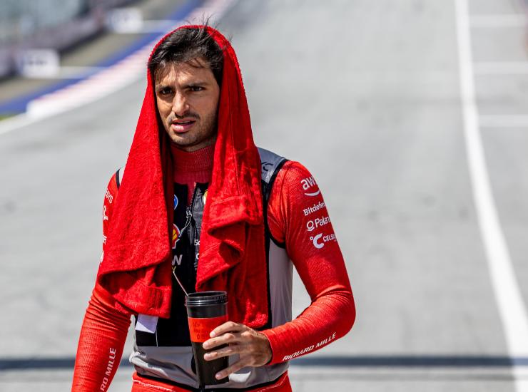 Sainz torna sull'addio alla Ferrari: lo spagnolo commuove tutti