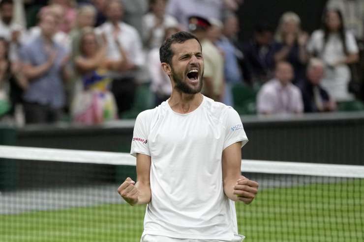 Nadal Alcaraz eliminati tennista esulta