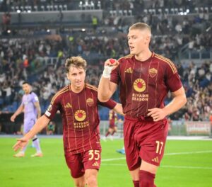 Dovbyk esulta con la maglia della Roma in Europa League