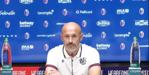 Vincenzo Italiano, allenatore del Bologna in conferenza stampa