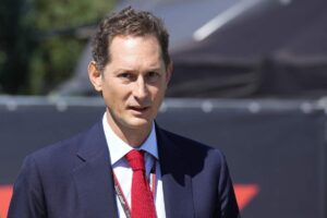 Ferrari e Stellantis vanno giù: si presenta un grattacapo per John Elkann Esclusiva