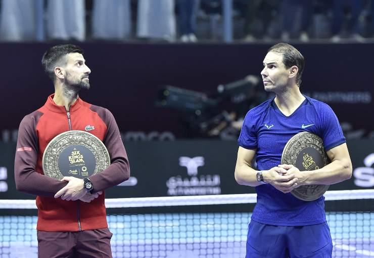 Djokovic e Nadal guardano in alto durante una premiazione