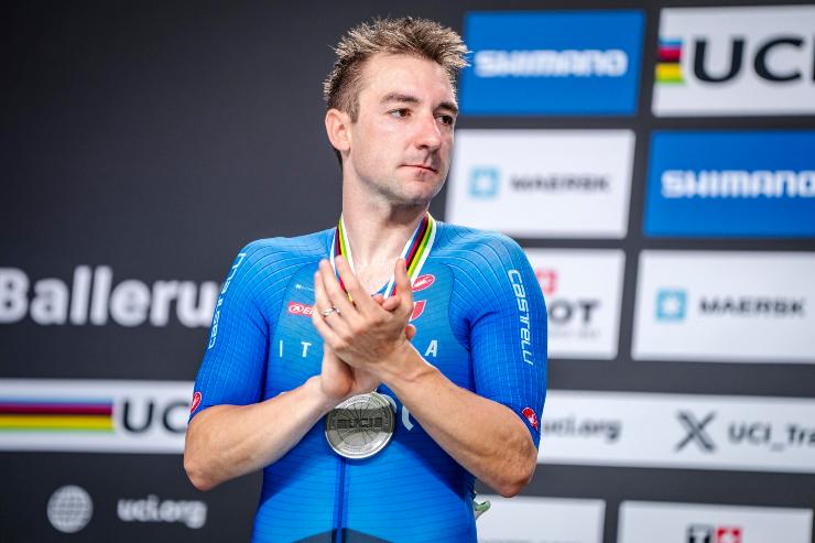 Elia Viviani applaude dal podio