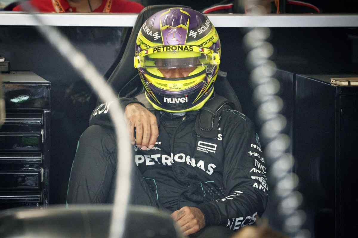 Lewis Hamilton nel box Mercedes