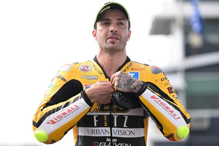 Andrea Iannone con la tuta del Team Go Eleven di Superbike