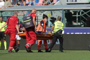 Calciatore infortunato trasportato in barella