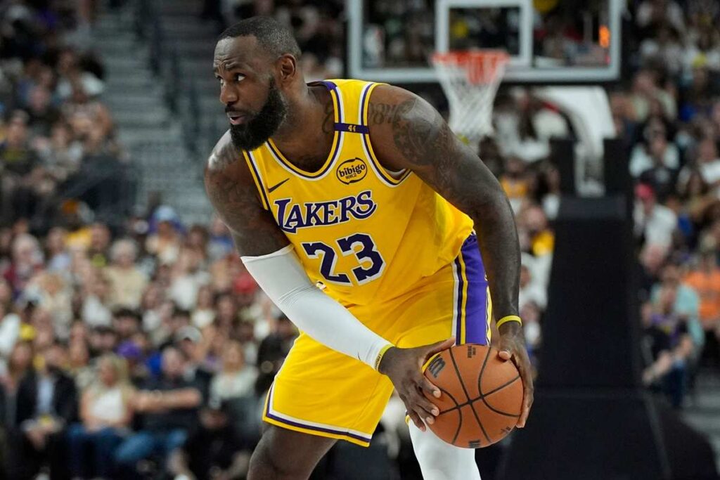 LeBron James in campo con i Los Angeles Lakers