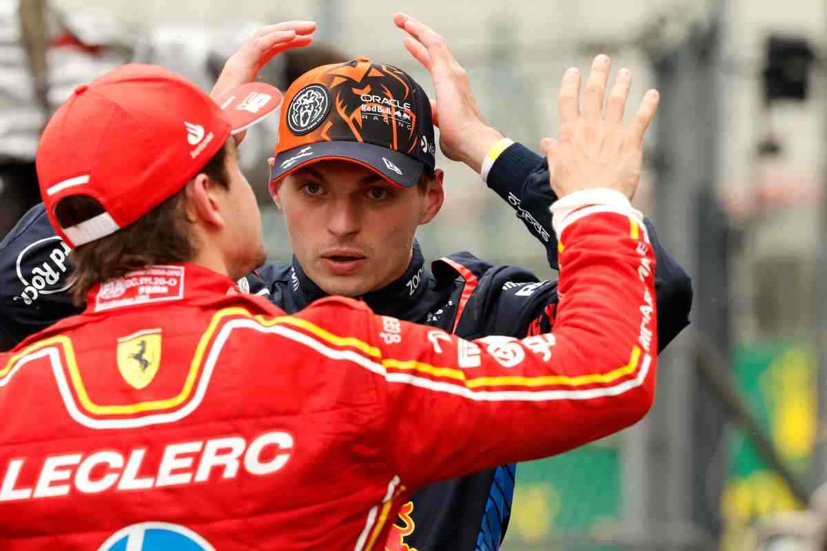 Charles Leclerc e Max Verstappen discutono