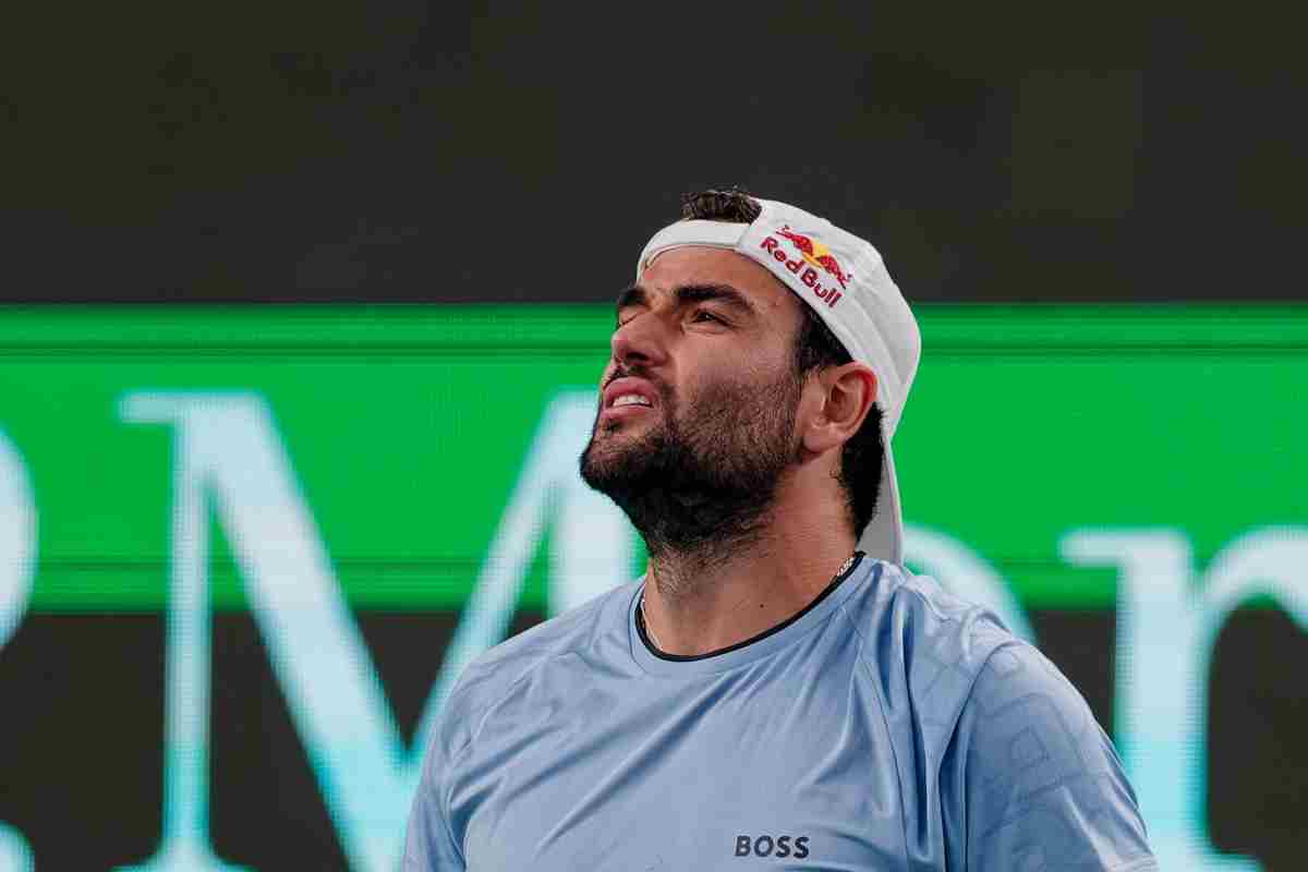 Primo piano di Berrettini con sguardo sofferente