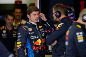 Verstappen a colloquio con il suo staff