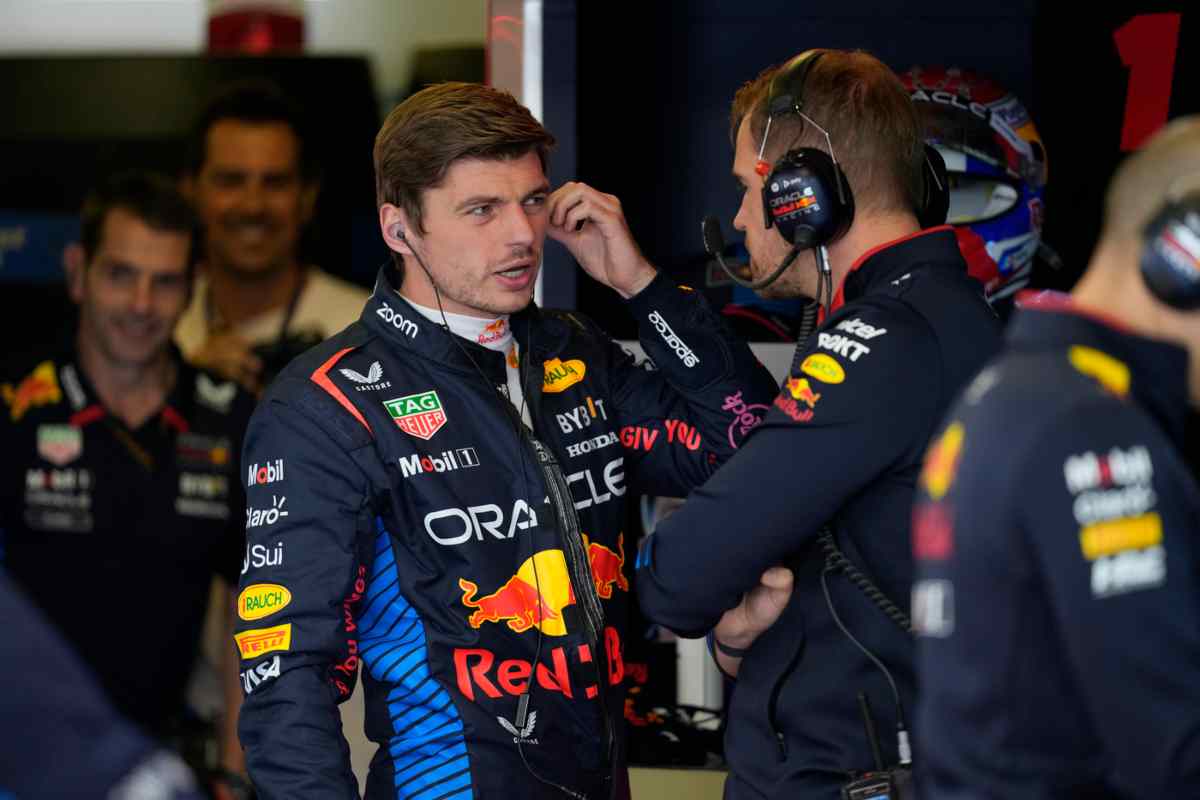 Verstappen a colloquio con il suo staff