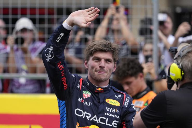 Max Verstappen saluta i tifosi