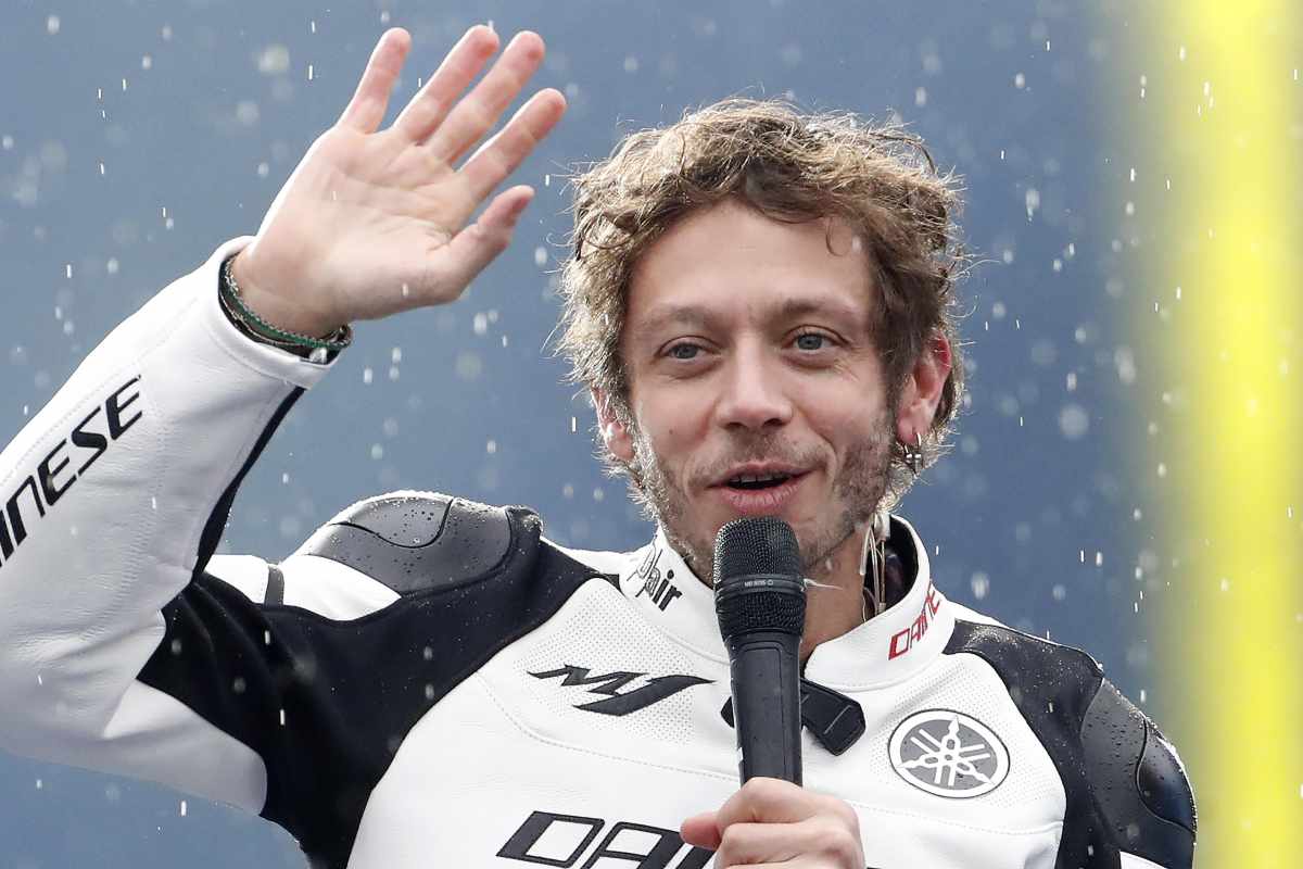 Valentino Rossi parla al microfono e saluta i tifosi