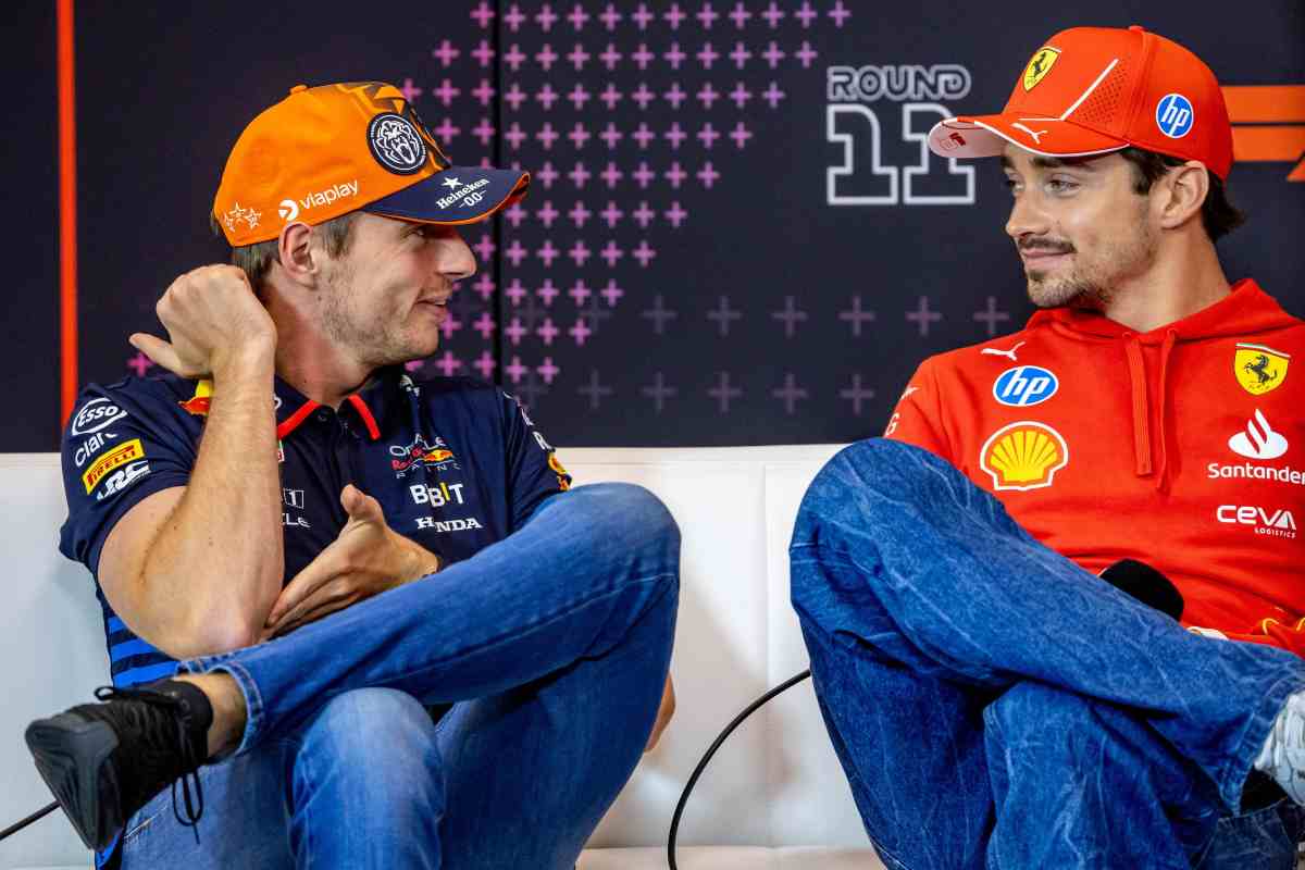 simpatico siparietto tra Verstappen e Leclerc