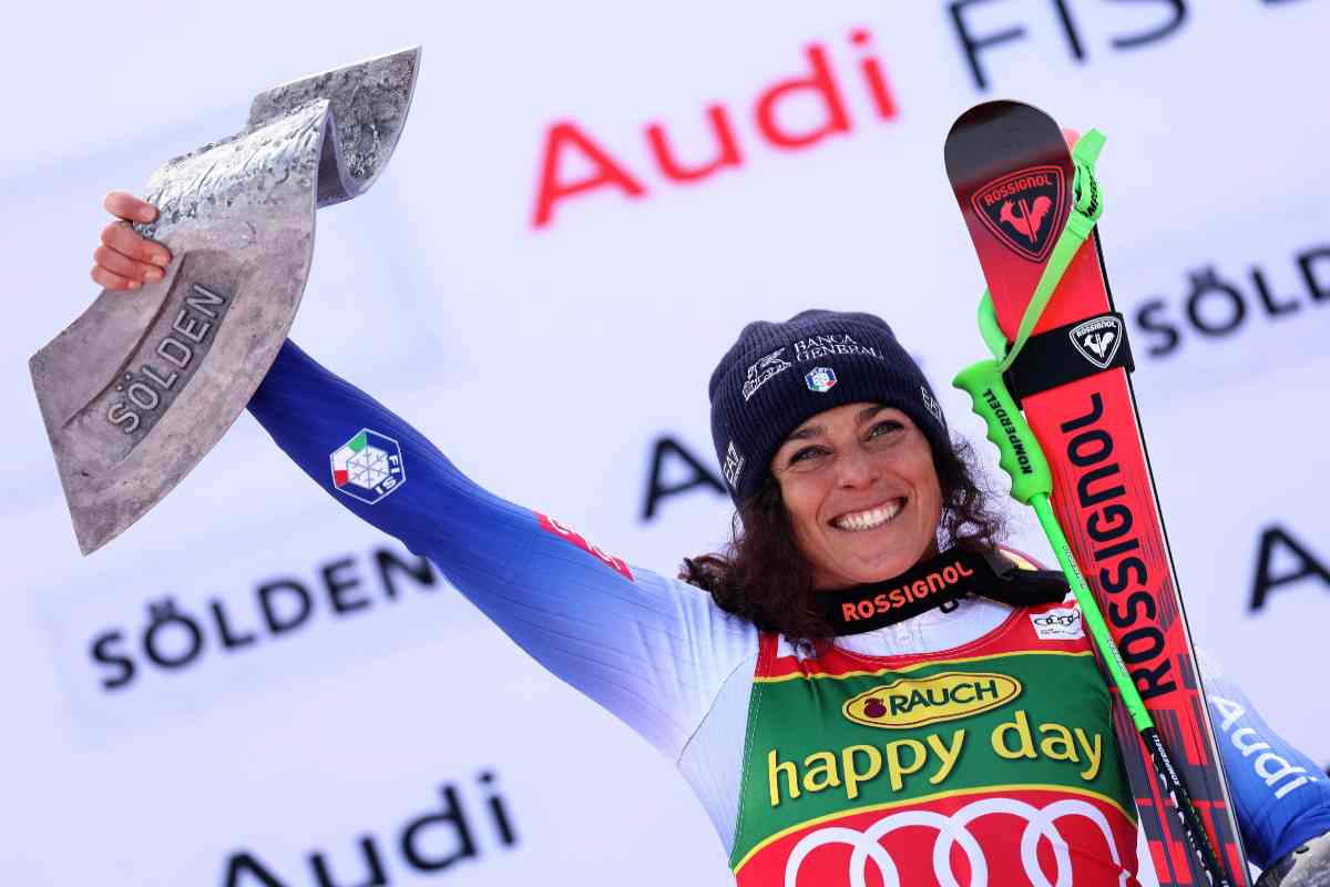 Federica Brignone esulta sul podio di Soelden