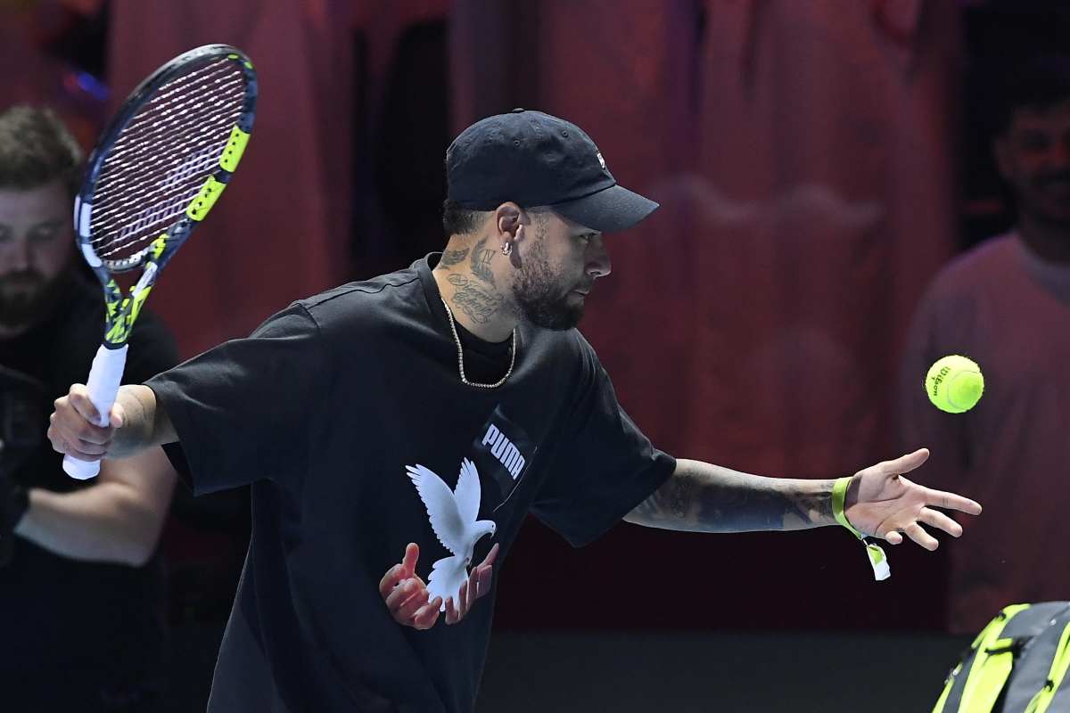 Neymar con una racchetta da tennis al Six Kings Slam