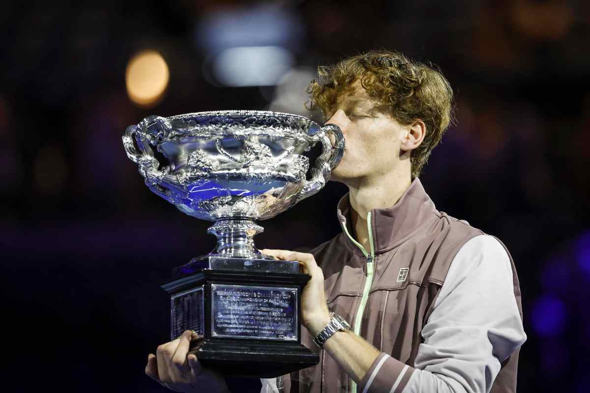 Jannik Sinner con il trofeo dell'Australian Open