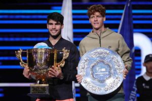 Sinner e Alcaraz durante la premiazione a Pechino