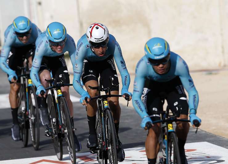 Fabio Aru guida i ciclisti dell'Astana