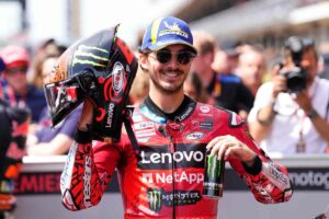 Pecco Bagnaia festeggia mostrando il casco