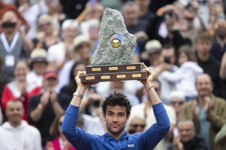 Berrettini solleva il trofeo di Gstaad