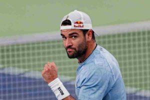 Berrettini esulta dopo un punto mostrando il pugno