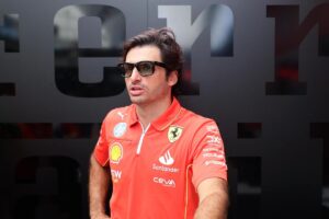 Carlos Sainz con gli occhiali da sole