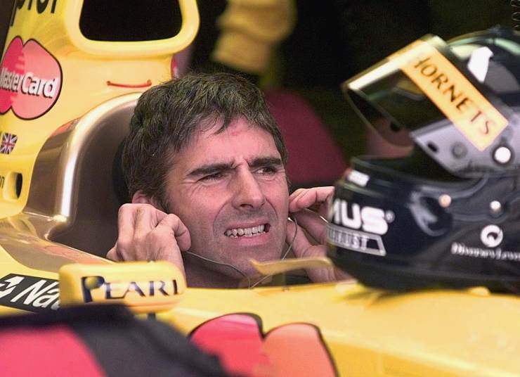 Damon Hill a bordo di una vettura Jordan