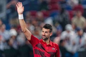 Novak Djokovic saluta i tifosi