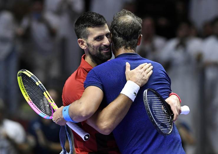 Djokovic abbraccia Nadal dopo una partita del Six Kings Slam