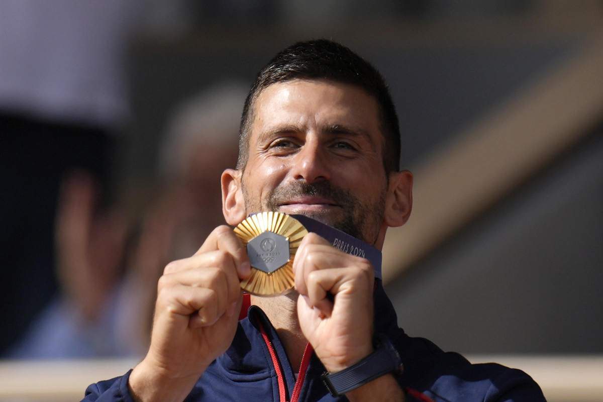 Djokovic con la medaglia d'oro alle Olimpiadi