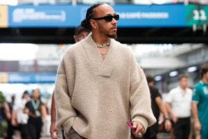 Hamilton con gli occhiali da sole e un maglione beige