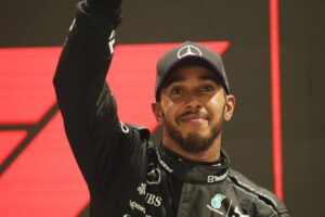 Primo piano sorridente di Lewis Hamilton