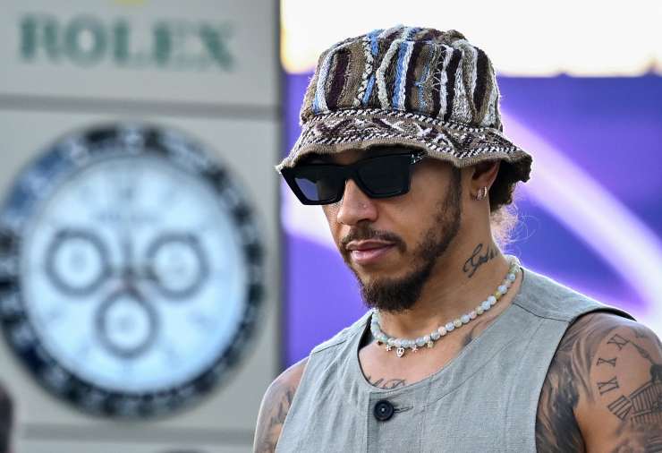 Primo piano di Lewis Hamilton con occhiali da sole e cappello