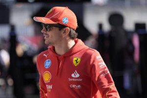 Charles Leclerc sorride