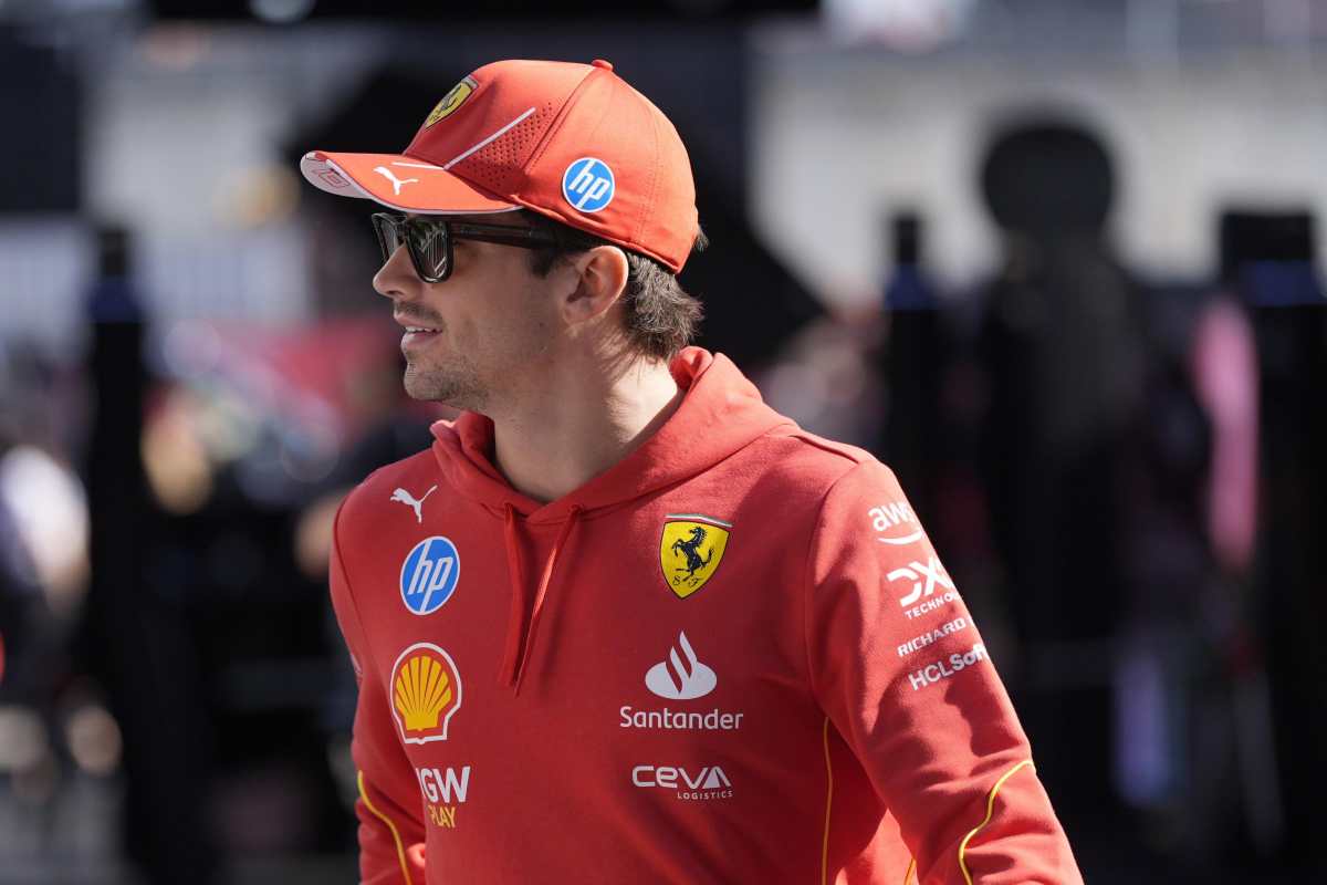 Charles Leclerc sorride